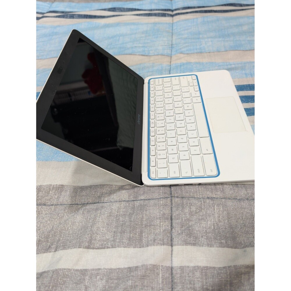 HP Chromebook 11 SMB0 US| Intel Celeron| 2GB RAM| 16 GB eMMC| No Power/Parts - Picture 4 of 5
